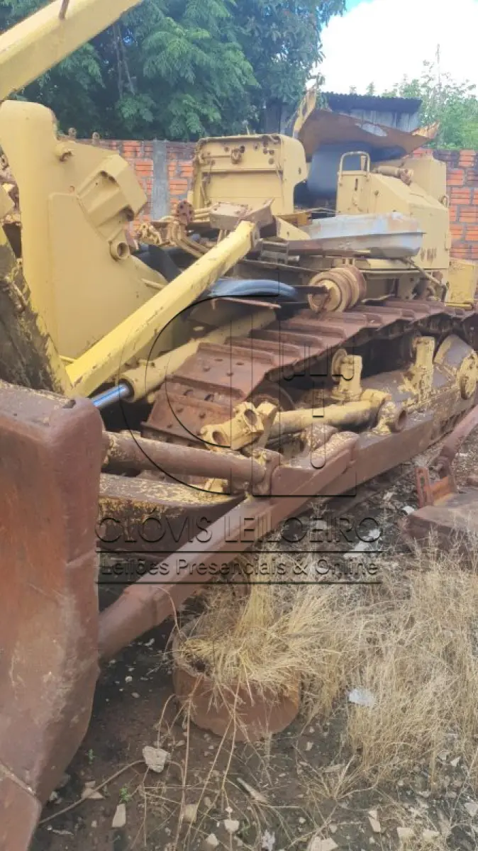 LOTE 022 - UM TRATOR, de esteira, marca Cartepiltar