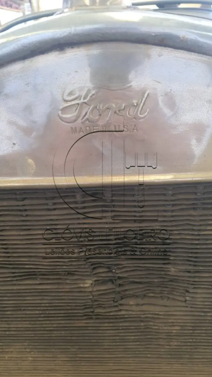 LOTE 010 - VEICULO ANTIGO, Marca Ford, 4 portas, USA