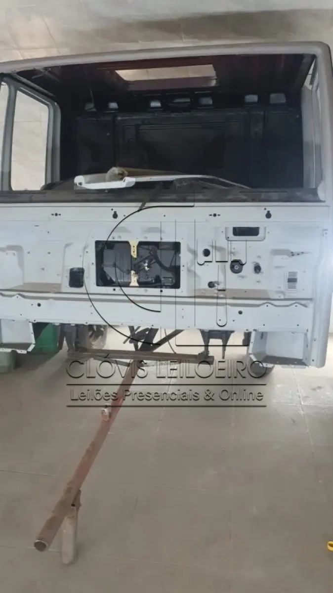 LOTE 014 - UMA CABINE, para Caminhão da marca Ford, modelo Cargo, reformada. 