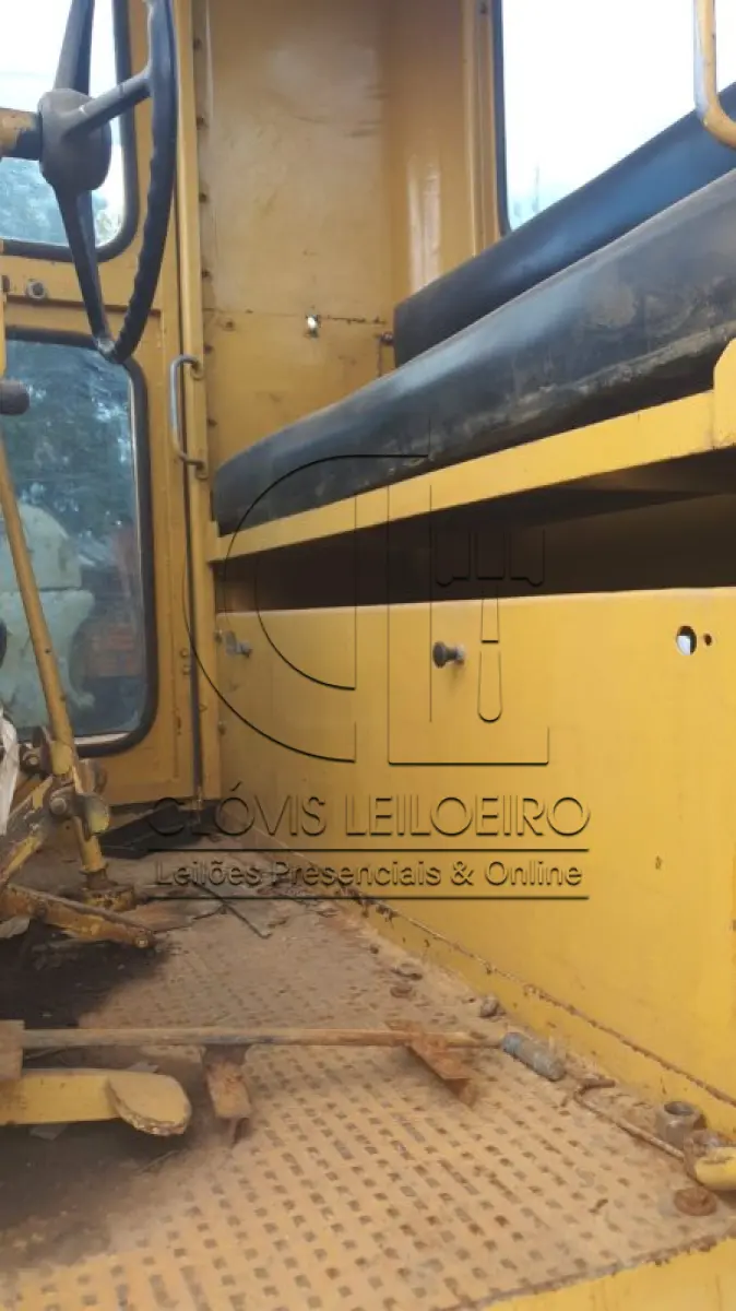 LOTE 022 - UM TRATOR, de esteira, marca Cartepiltar