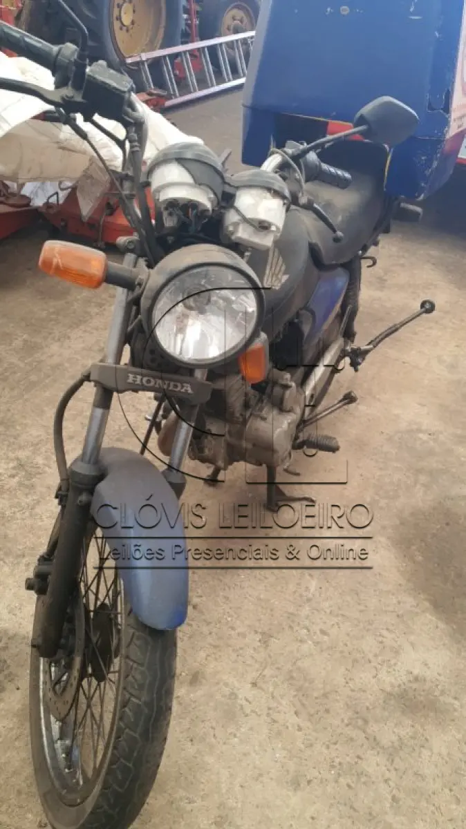 LOTE 006 - UMA MOTOCICLETA, marca Honda, CG 125 TITAN ES, Placa IJJ -8019