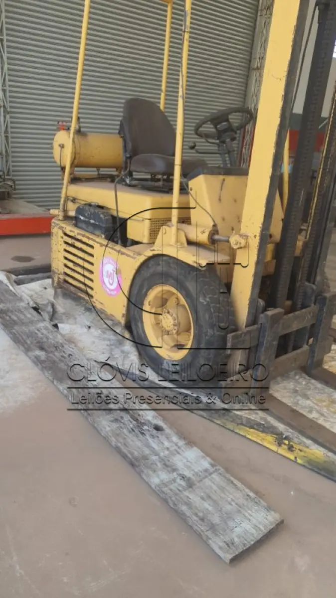 LOTE 038 - UMA EMPILHADEIRA, marca Hyster, motor Nissan