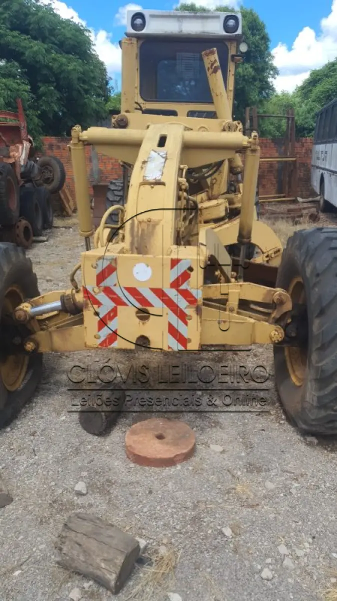 LOTE 021 - UMA MOTONIVELADORA, marca Huber Warco HWB 11 - DS