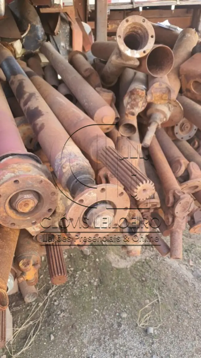 LOTE 042 - APROXIMADAMENTE 50 TONELADAS, de ferros velhos, no todo, originário peças e motores de veículos inservíveis.