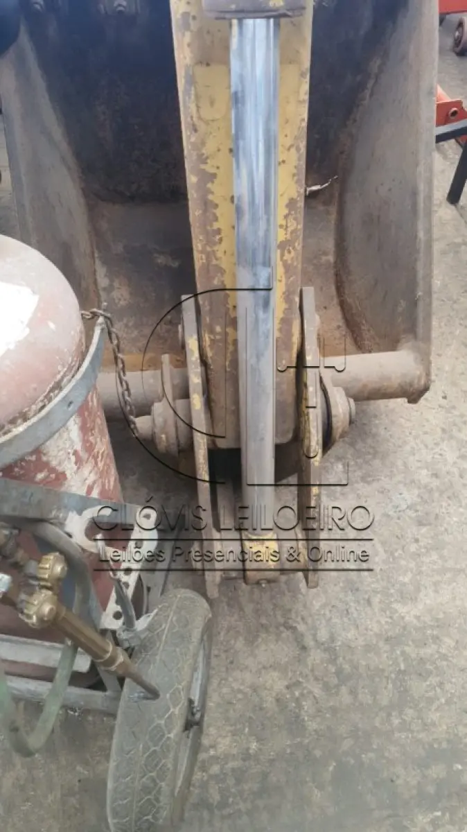 LOTE 008 - UMA RETRO ESCAVADEIRA, marca Case, Modelo 580 E