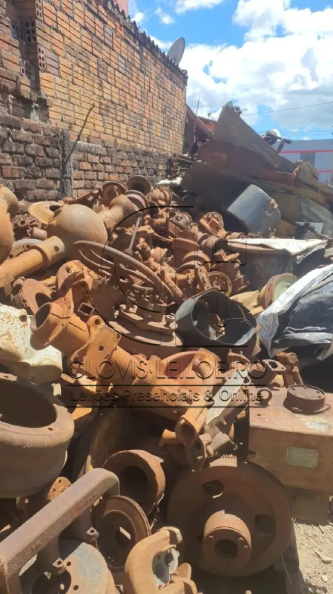 LOTE 042 - APROXIMADAMENTE 50 TONELADAS, de ferros velhos, no todo, originário peças e motores de veículos inservíveis.