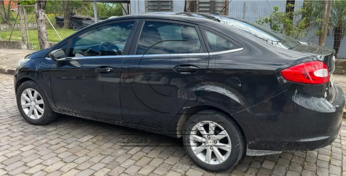 LOTE 001 - UM VEICULO FORD FIESTA SEDAN SE