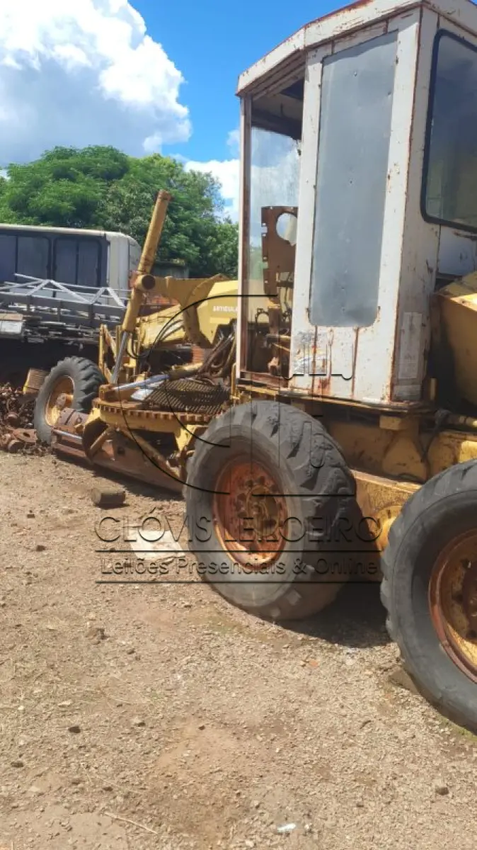 LOTE 016 - UMA PATROLA “Motoniveladora” marca Fiattallis