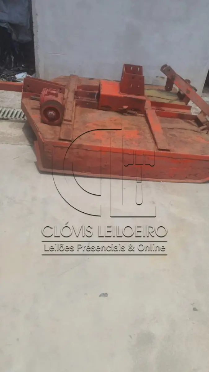 LOTE 027 - UMA ROÇADEIRA, hidráulica, sem marca definida, em regular estado de conservação e funcionamento 