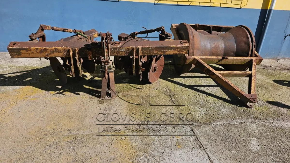 LOTE 001 - UMA TAIPADERA MARCA BOELTER