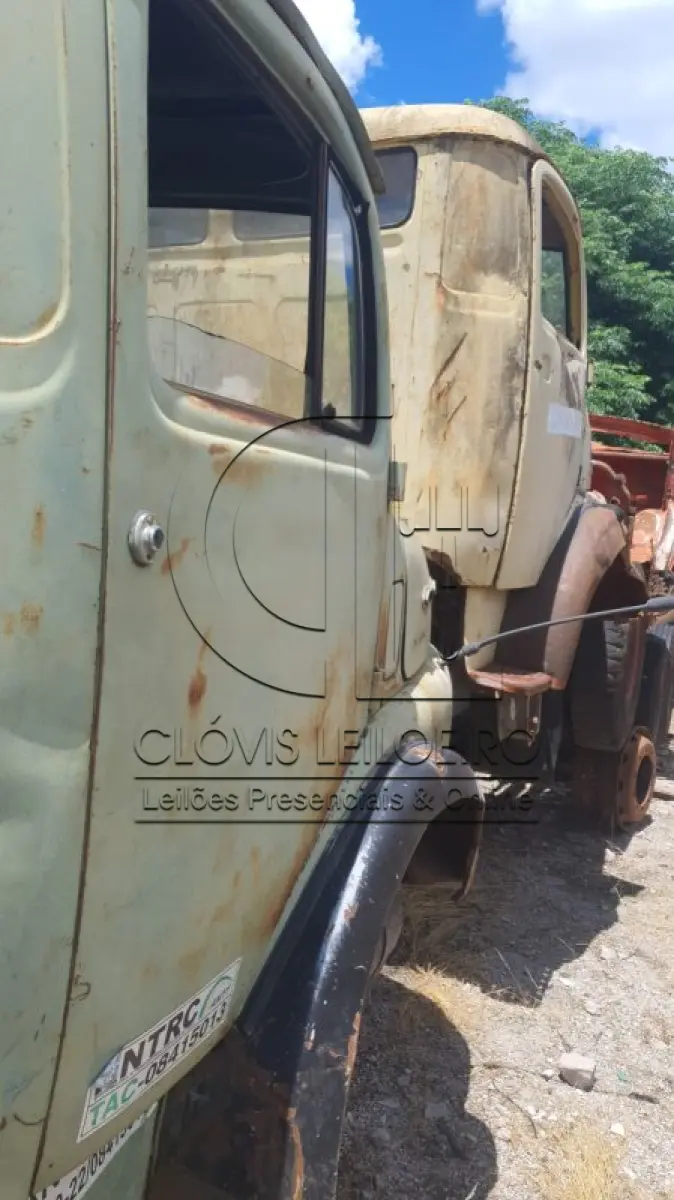 LOTE 025 - DUAS CABINES, para Caminhão marca Mercedes Benz, necessitando de reforma, valor individual R$ 6.000,00