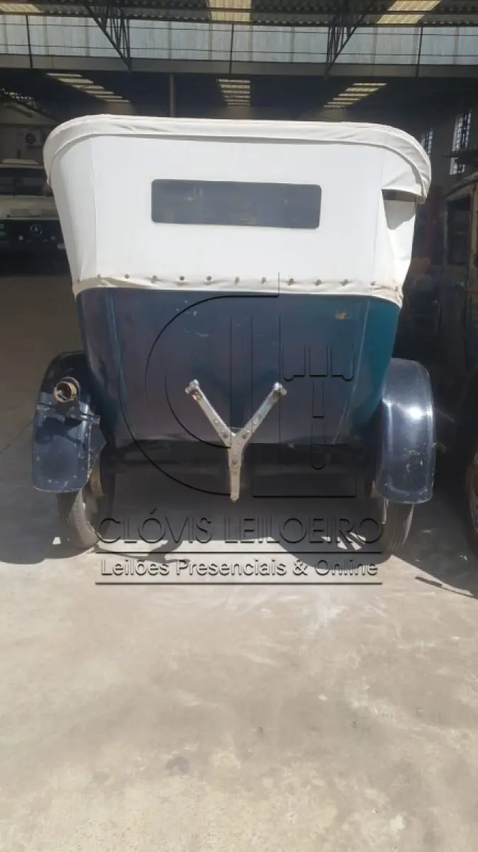 LOTE 010 - VEICULO ANTIGO, Marca Ford, 4 portas, USA