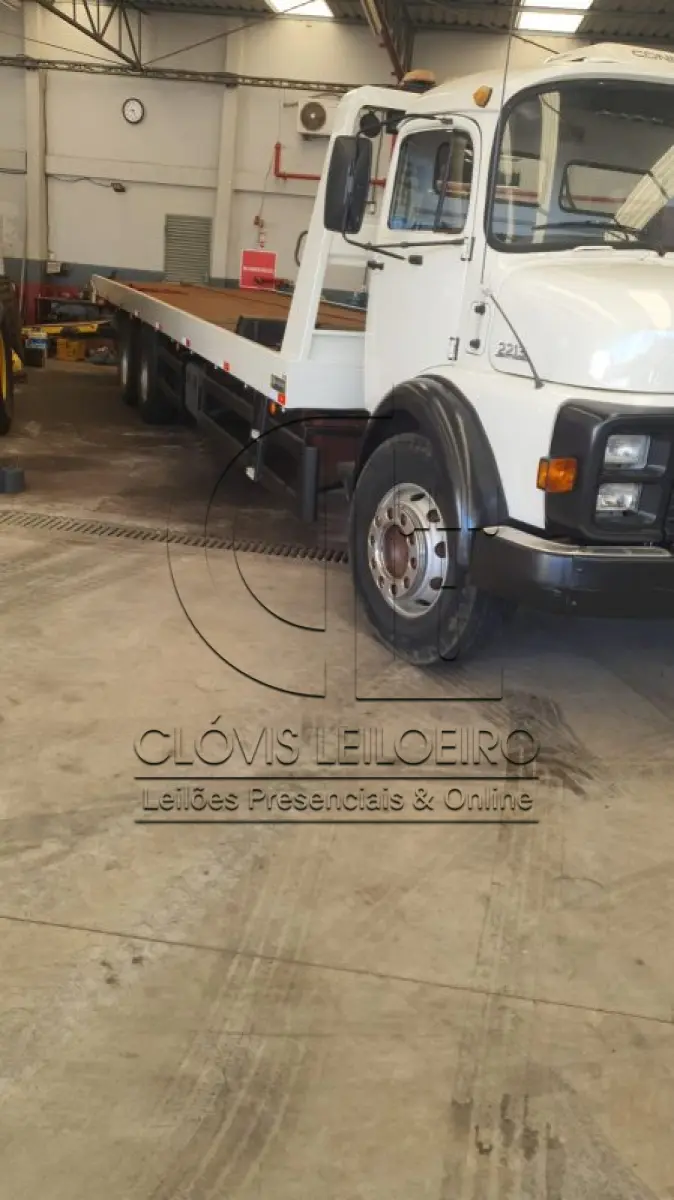 LOTE 001 - UM CAMINHÃO, marca M. Benz L2213
