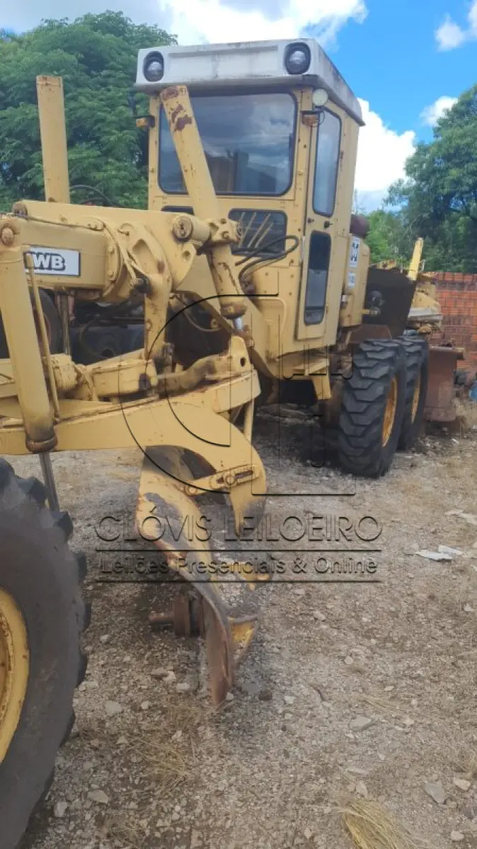 LOTE 021 - UMA MOTONIVELADORA, marca Huber Warco HWB 11 - DS