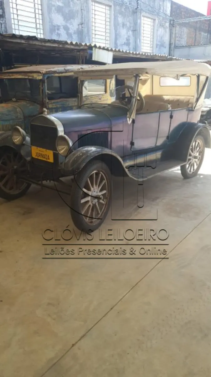 LOTE 010 - VEICULO ANTIGO, Marca Ford, 4 portas, USA