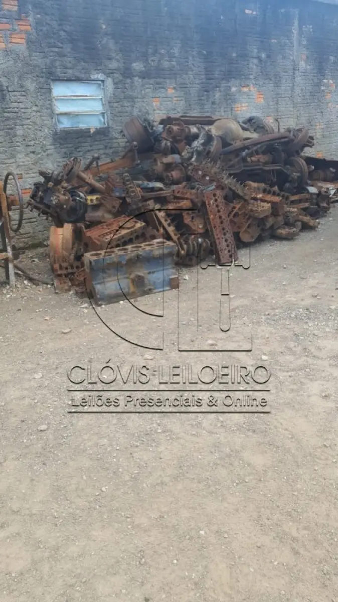 LOTE 042 - APROXIMADAMENTE 50 TONELADAS, de ferros velhos, no todo, originário peças e motores de veículos inservíveis.