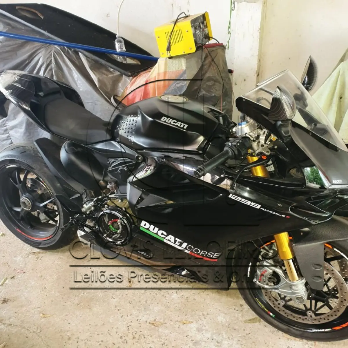 LOTE 001 - UMA MOTOCICLETA DUCATI 1299 PANIGALE S