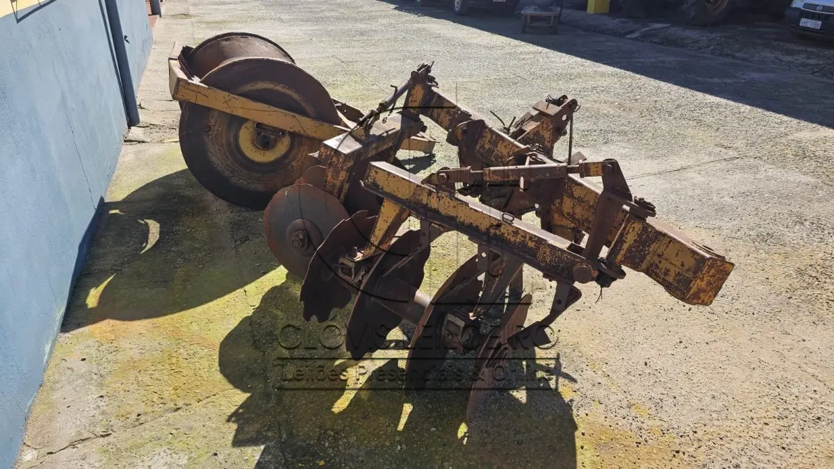 LOTE 001 - UMA TAIPADERA MARCA BOELTER
