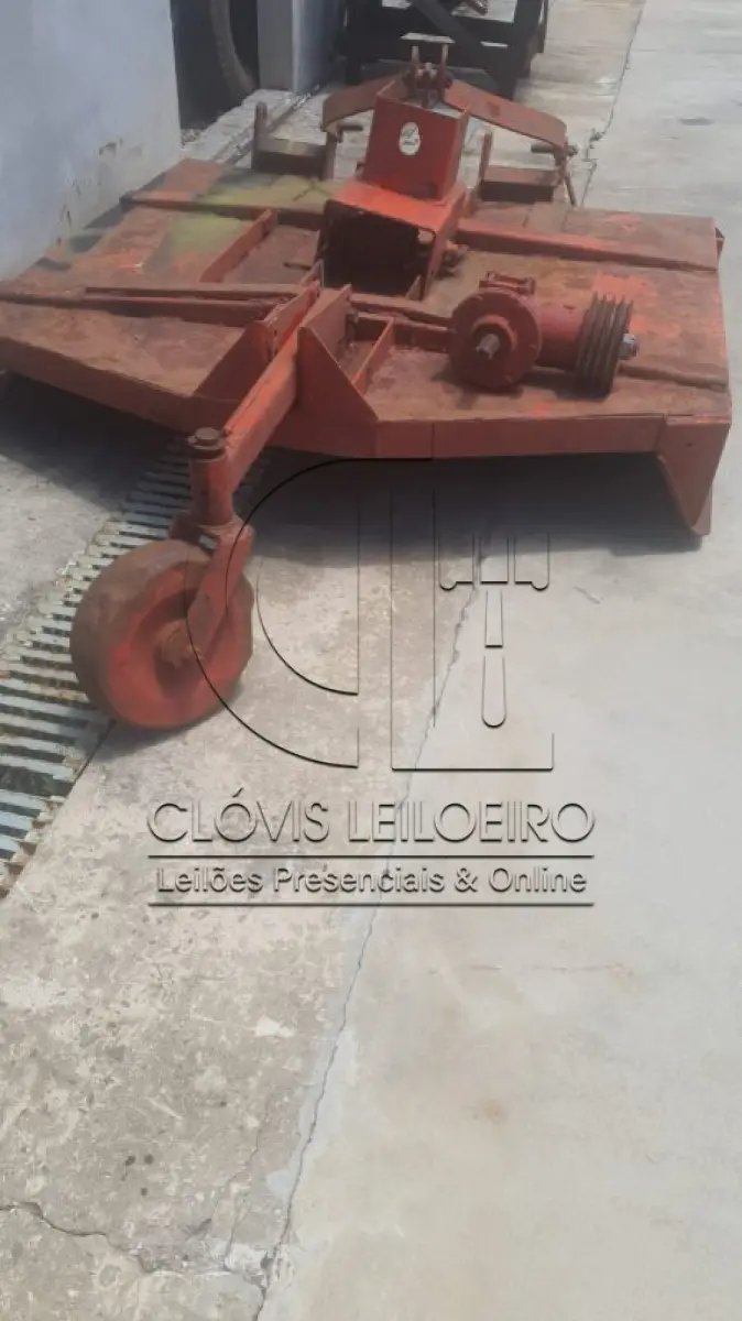 LOTE 027 - UMA ROÇADEIRA, hidráulica, sem marca definida, em regular estado de conservação e funcionamento 
