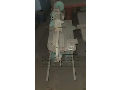 Um dispositivo para fabricação de chassi de entaipadeira agrícola.