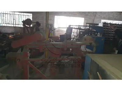 Uma retificadora de elos de correntes para esteira de colheitadeiras e tratores agrícolas.