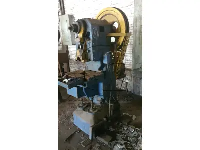 Uma prensa de fricção, marca Panambra, n° 1217/2, capacidade de 80 toneladas.