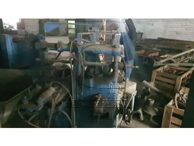 Uma fresadora de dentado para engrenagens cônicas, montada com sistema hidráulico, marca Kovogvi, modelo U3, n° 1772-01.