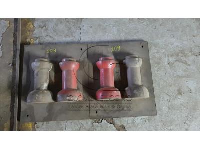 LOTE 035 - Um molde de fundição de separador de cremalheira de tração para colheitadeira, n° 00109X.