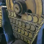 UMA PRENSA DE FRICÇÃO, MARCA PANAMBRA, N° 1217/2, CAPACIDADE DE 80 TONELADAS.