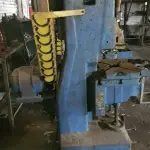 UMA PRENSA DE FRICÇÃO, MARCA PANAMBRA, N° 1217/2, CAPACIDADE DE 80 TONELADAS.