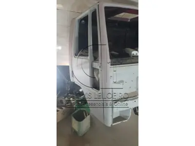 LOTE 014 - UMA CABINE, para Caminhão da marca Ford, modelo Cargo, reformada. 
