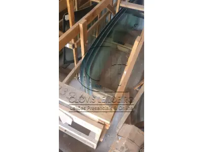 LOTE 033 - QUATORZE PARABRISAS NOVOS: para Caminhão Mercedes Benz (1 um), Ford Cargo (3 um), Iveco (1 um), Silverado (2 um), F-1000 (4 um), Ducato (1un), Ranger (1un), Sem marca definida (1un)).