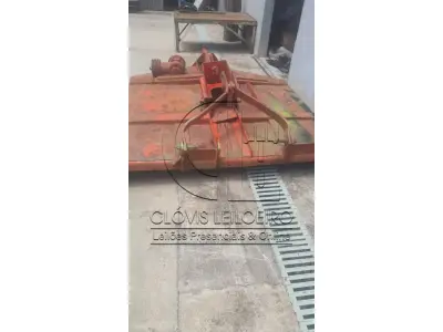 LOTE 027 - UMA ROÇADEIRA, hidráulica, sem marca definida, em regular estado de conservação e funcionamento 