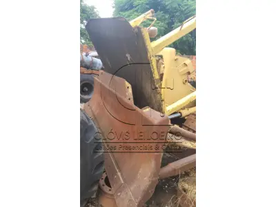 LOTE 022 - UM TRATOR, de esteira, marca Cartepiltar