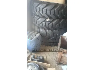 LOTE 034 - QUATRO PNEUS, recapados para Retroescavadeira, ou Motoniveladora 17.5 X 25.