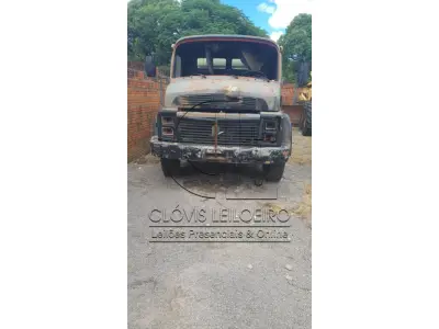 LOTE 024 - UM CAMINHÃO, marca Mercedes Benz-1113, sem motor e caixa, Placa IFZ-1573, ano 1975.