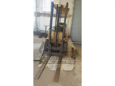 LOTE 038 - UMA EMPILHADEIRA, marca Hyster, motor Nissan 