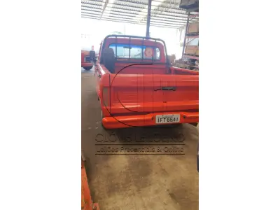 LOTE 005 - UMA CAMINHONETE, marca Ford, modelo F-1000 Placa IFI 6641