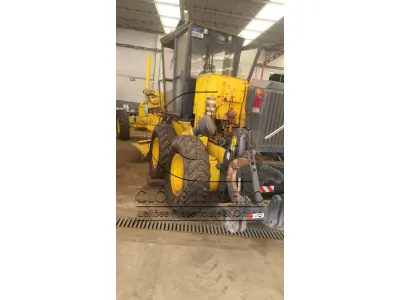 LOTE 002 - UMA MOTONIVELADORA, marca Volvo