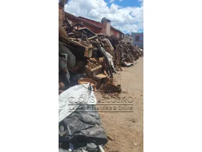 LOTE 042 - APROXIMADAMENTE 50 TONELADAS, de ferros velhos, no todo, originário peças e motores de veículos inservíveis