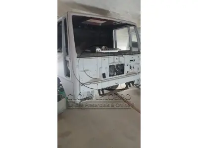 LOTE 014 - UMA CABINE, para Caminhão da marca Ford, modelo Cargo, reformada. 