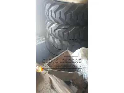 LOTE 034 - QUATRO PNEUS, recapados para Retroescavadeira, ou Motoniveladora 17.5 X 25.