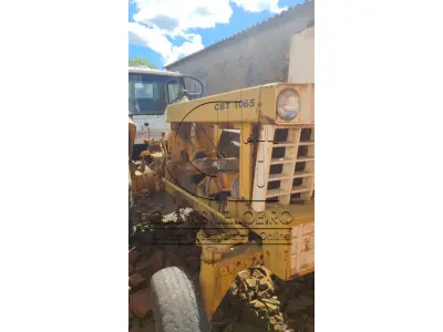 LOTE 040 - UM TRATOR, marca CBT, modelo 1065, sem motor e sem caixa 