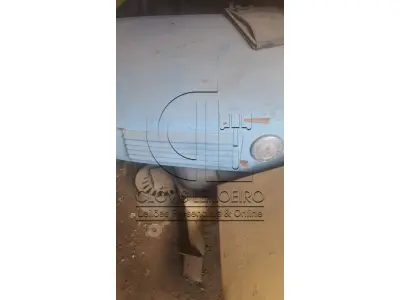 LOTE 028 - UM CAPÔ, para caminhão, da marca Mercedes Benz