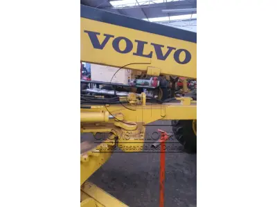 LOTE 002 - UMA MOTONIVELADORA, marca Volvo