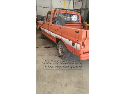 LOTE 003 - UMA CAMINHONETE, marca Ford, modelo F-1000, Placa IFQ-3717,