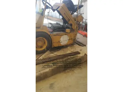 LOTE 038 - UMA EMPILHADEIRA, marca Hyster, motor Nissan 