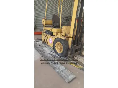 LOTE 038 - UMA EMPILHADEIRA, marca Hyster, motor Nissan 