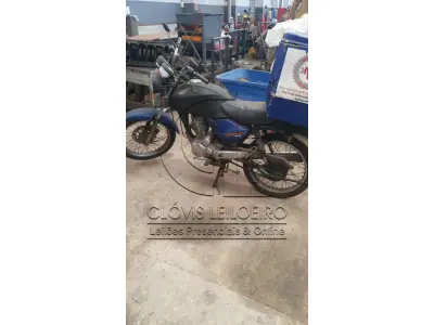 LOTE 006 - UMA MOTOCICLETA, marca Honda, CG 125 TITAN ES, Placa IJJ -8019
