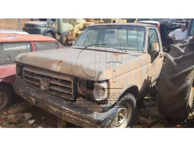 LOTE 043 - UMA CAMINHONETA, marca Ford, modelo F-1000, sem motor e sem caixa
